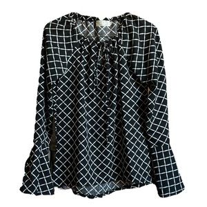 Baluoke EUC black and white patterned pullover blouse.  Size large
